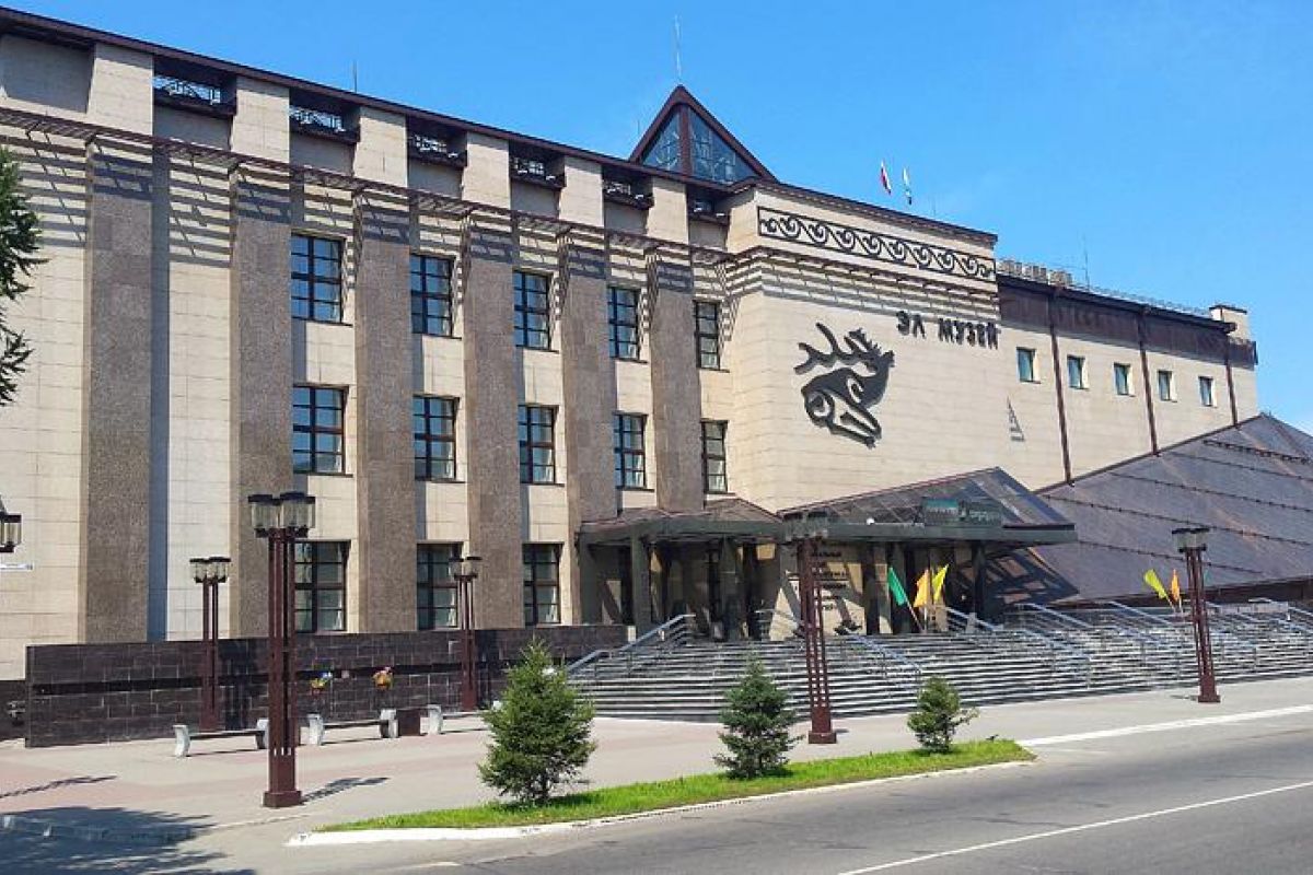 Цветение маральника на Алтае. Алтай весенний.